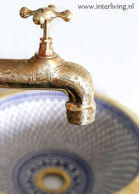 vintage fonteinkraan van gegraveerd messing voor waskom: luxe koudwater kraan met nostalgische look in wellness / hamam style
