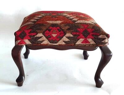 retro vintage brocante voetenbankje of kruk / model hout queen ann look/ rode kelim stof