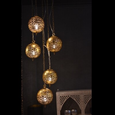 Hanglamp 5 ronde zwarte bollen met gouden binnenkant - oosters model van vintage filigrain metaal met gaatjes patronen - Egyptisch / Marokkaanse stijl sfeerverlichting uit India Hanglamp 5 ronde zwarte bollen met gouden binnenkant - oosters model van vintage filigrain metaal met gaatjes patronen - Egyptisch / Marokkaanse stijl sfeerverlichting uit India
