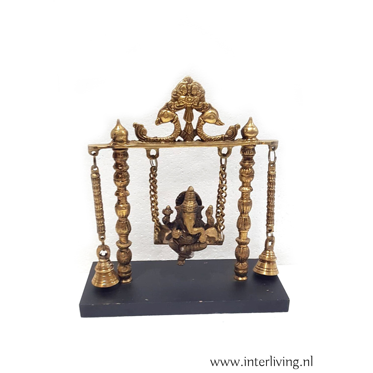 Ganesh op schommel - altaar beeld van brons met belletjes - olifanten-god schommelend op zwarte sokkel - handgemaakte uit India