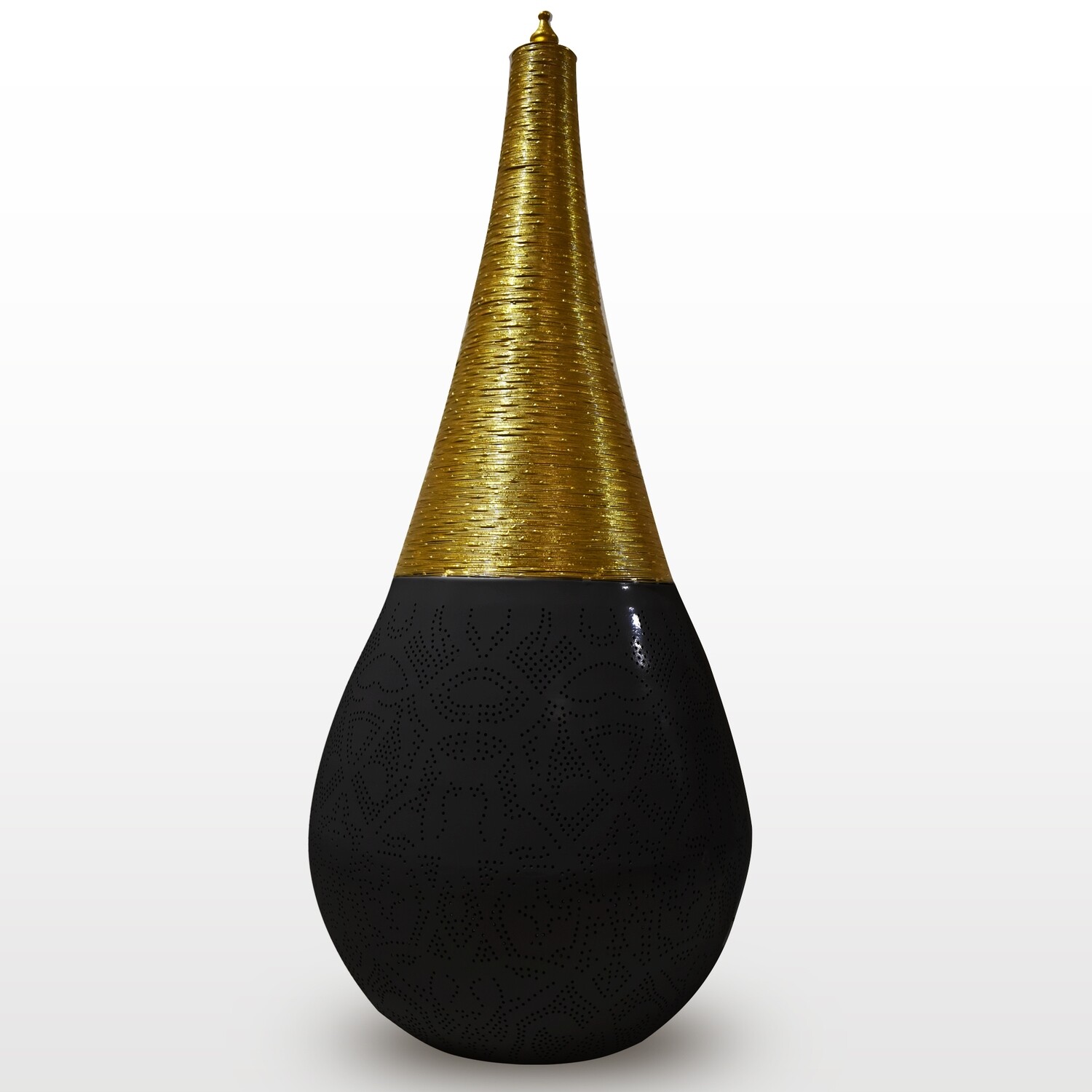 XXL vloerlamp "Stupa" - geperforeerd zwart met goudkleurige binnenkant - metaal van filigrain gaatjespatronen met gedraaid metaaldraad - 110 cm hoog