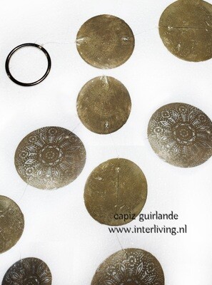 Boho guirlande van ronde Capiz Camar schelpen met Mandala - handgemaakte slinger van pareloesters / schelpengordijn / raamhanger / muurversiering of wanddecoratie. Kleur brons, groen en goud 125 cm Boho guirlande van ronde Capiz Camar schelpen met Mandala - handgemaakte slinger van pareloesters / schelpengordijn / raamhanger / muurversiering of wanddecoratie. Kleur brons, groen en goud 125 cm