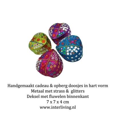 Hartvormig glitter doosje met hippe strass spiegeltjes en fluweel - metalen Hartvormig glitter doosje met hippe strass spiegeltjes en fluweel - metalen "Kumkum Dibbi" gift box met deksel voor sieraden uit India - groot model van 7 x 7 x 4 cm in groen, blauw, roze of paars