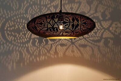Hanglamp ufo vorm in filigrain-stijl metaal mat zwart finish met binnenkant goudkleurig Hanglamp ufo vorm in filigrain-stijl metaal mat zwart finish met binnenkant goudkleurig