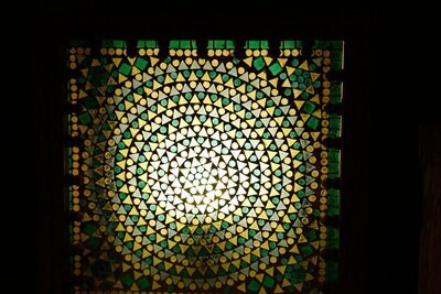 Jodhpur wandlamp van massief mangohout met 3D houtsnijwerk &amp; glas mozaiek / jungle groen tinten - handgemaakt uit India - 35 cm