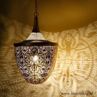 Hanglamp Marokkaans model "Hayat" in Arabische style van mat zwart metaal in modern design met binnenkant vintage goud look