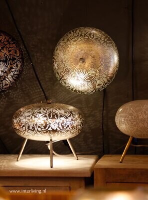 Tafellamp "Shade" met filigrain gaatjes - rond model - kleur verweerd zilver metaal / frame van drie pootjes
