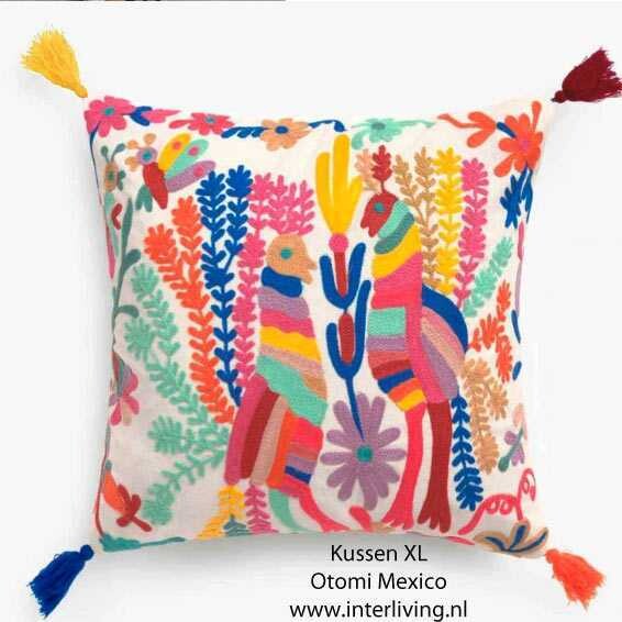 kussen kleurrijk XL hippy & boho style "Otomi Mexico" Mexicaanse bloemen en dieren patronen - bont borduurwerk op wit katoen - handgemaakt