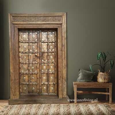 houten vintage India poort - set van twee authentieke oude deuren - decoratief oosters houtsnijwerk met goudkleurig metaal - kozijnen rondom - 250 cm (h) x 160 cm (b) houten vintage India poort - set van twee authentieke oude deuren - decoratief oosters houtsnijwerk met goudkleurig metaal - kozijnen rondom - 250 cm (h) x 160 cm (b)