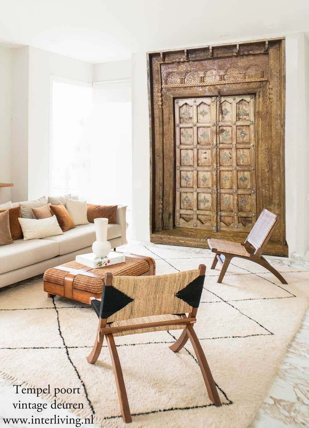 teak houten vintage India poort - set van twee authentieke deuren - decoratief oosters houtsnijwerk met goudkleurig metaal - kozijnen rondom -  225 cm (h) x 145 cm (b)