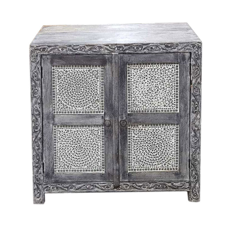 2 deurs kast antiek grey wash hout finish met houtsnijwerk en transparante mozaïek panelen