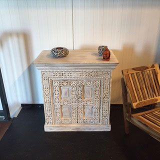 Indiaas (kabinet) kastje van mango hout - white washed met sierlijk houtsnijwerk