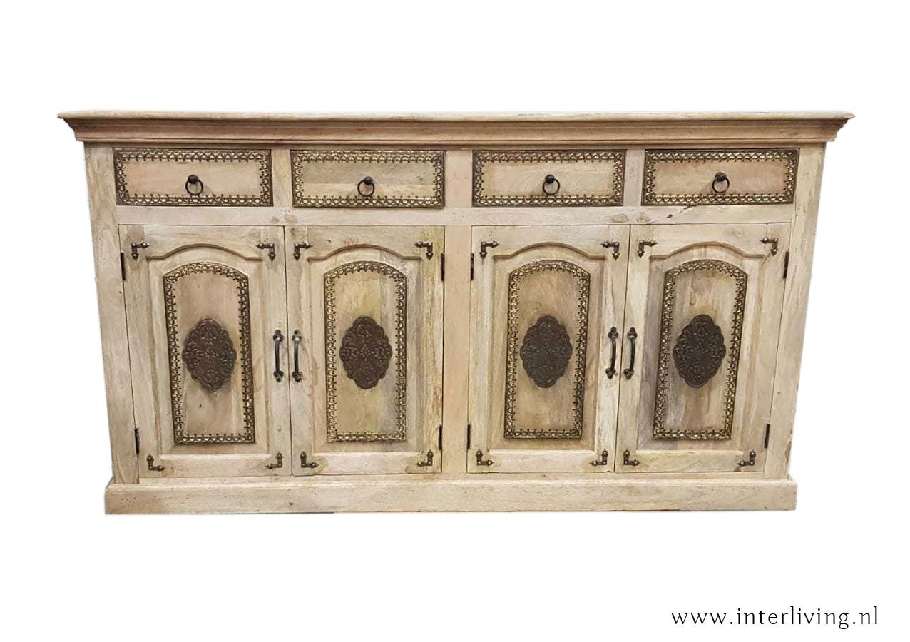 groot oosters dressoir met koper accenten