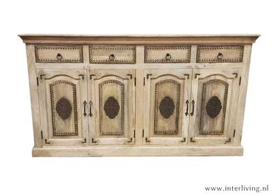 groot oosters dressoir met koper accenten