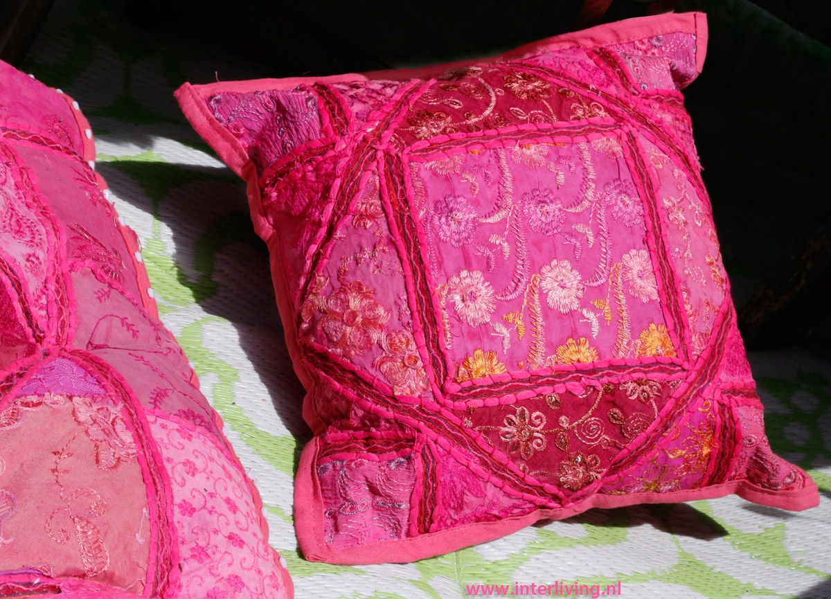 sierkussen patchwork roze