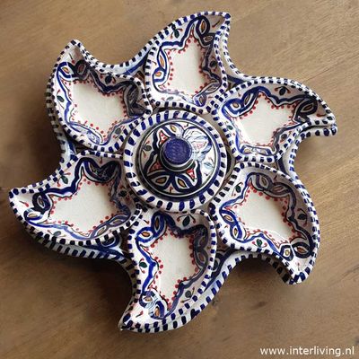 Marokkaans servies van aardewerk - 1 grote schaal met 6 kommetjes en schaaltje voor mezze tappas of kleine gerechten - keramiek uit Marokko - ster vorm Marokkaans servies van aardewerk - 1 grote schaal met 6 kommetjes en schaaltje voor mezze tappas of kleine gerechten - keramiek uit Marokko - ster vorm