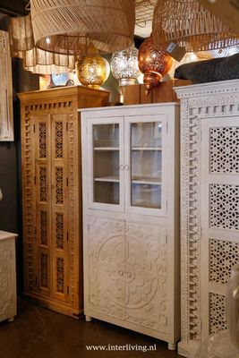 vitrinekast mangohout - white washed - kast met lotus houtsnijwerk en glasdeuren