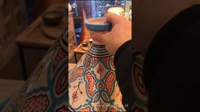 Tajine - Marokkaans aardewerk - Ø ± 30 cm +/- 4 personen - handbeschilderde patronen - traditioneel servies - handgemaakt keramiek voor couscous (maaltijd)