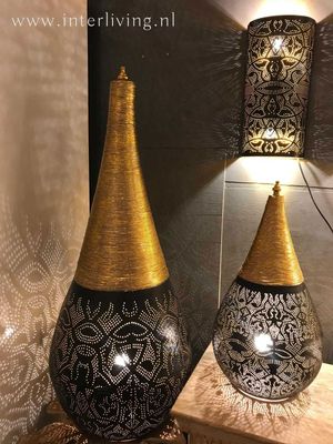 XXL vloerlamp "Stupa" - geperforeerd zwart met goudkleurige binnenkant - metaal van filigrain gaatjespatronen met gedraaid metaaldraad - 110 cm hoog