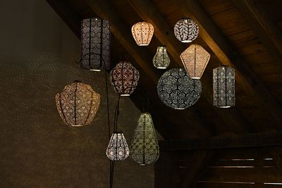 solar lampion bulb - tuinverlichting met kantachtige gaatjespatronen - sfeer effect  buitenlamp - taupe