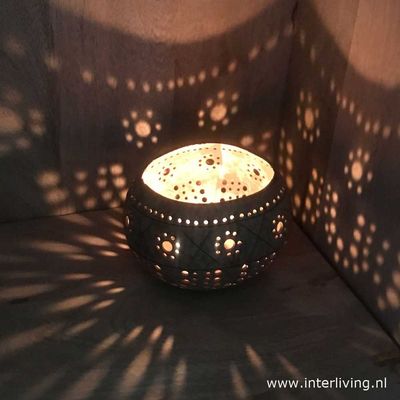kokosnoot kaarshouder kokosnoot kaarshouder "XOXO" - eco windlicht van een 1/2 coconut bowl met gaatjes patronen - duurzame Bali style