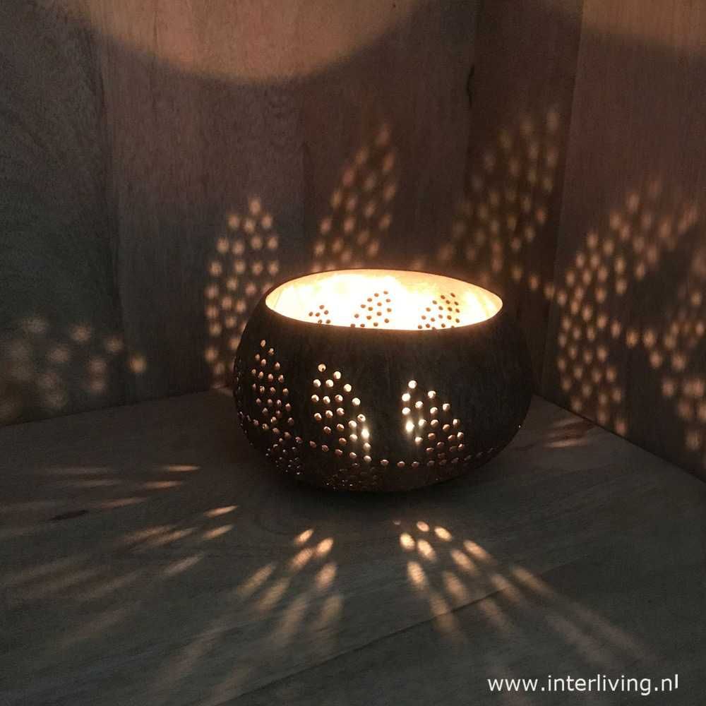 kokosnoot &quot;Leaves&quot; kaarshouder - eco windlicht van een 1/2 coconut bowl met gaatjes bladeren patronen - duurzame Bali style uit Indonesie