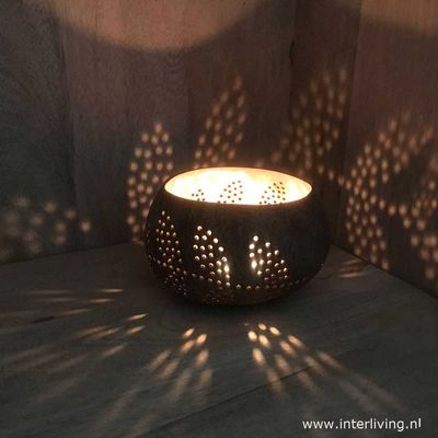 kokosnoot kokosnoot "Leaves" kaarshouder - eco windlicht van een 1/2 coconut bowl met gaatjes bladeren patronen - duurzame Bali style uit Indonesie