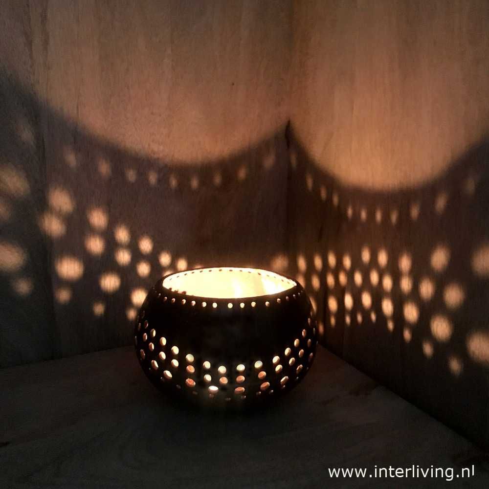 waxinehouder "Curve" van ronde kokosnoot - eco windlicht van een 1/2 coconut bowl met gaatjes patronen - duurzame Bali style kaarshouder