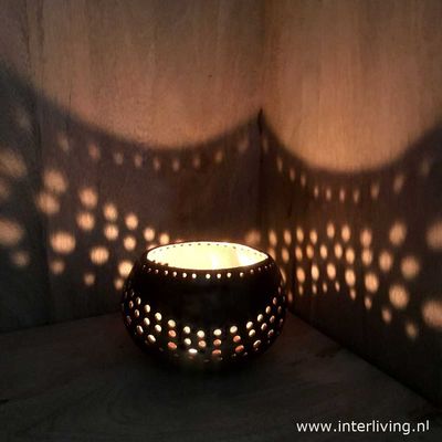 waxinehouder waxinehouder "Curve" van ronde kokosnoot - eco windlicht van een 1/2 coconut bowl met gaatjes patronen - duurzame Bali style kaarshouder