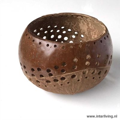 waxinehouder "Curve" van ronde kokosnoot - eco windlicht van een 1/2 coconut bowl met gaatjes patronen - duurzame Bali style kaarshouder
