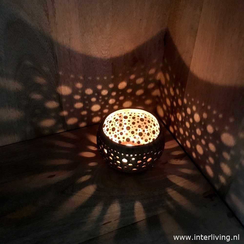 kokosnoot waxinehouder &quot;Stardust&quot; een kaarshouder / eco windlicht van een 1/2 coconut bowl met gaatjes patronen - duurzame Bali style