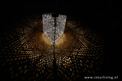 triangle solar lampion- tuinverlichting met diamant gaatjespatronen - sfeer effect  buitenlamp - driehoek - topaze plum tint