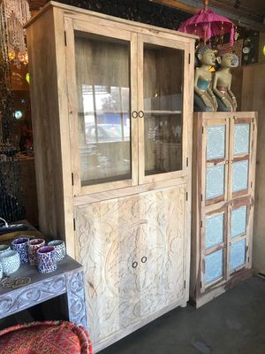 vitrinekast mangohout 200 x 100 x 40 cm - naturel - kast met lotus houtsnijwerk en glasdeuren