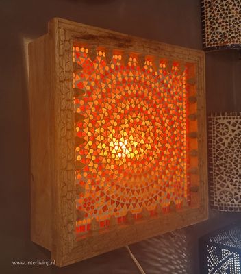 Jodhpur wandlamp van massief mangohout met 3D houtsnijwerk &amp; glas mozaiek in sunset tinten rood oranje geel - handgemaakt uit India - 35 cm