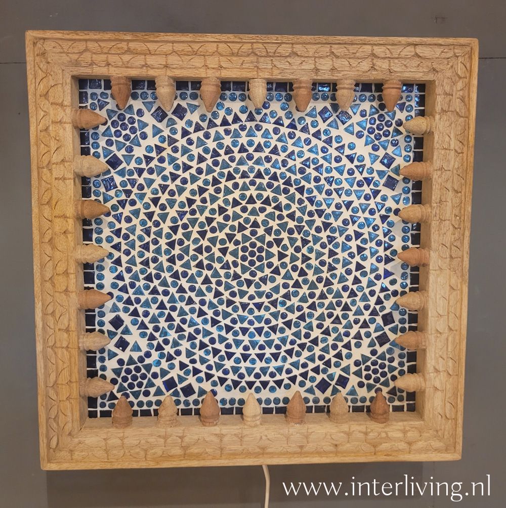 Jodhpur wandlamp van massief mangohout met 3D houtsnijwerk &amp; glas mozaiek / Ibiza blauw tinten - handgemaakt uit India - 35 cm