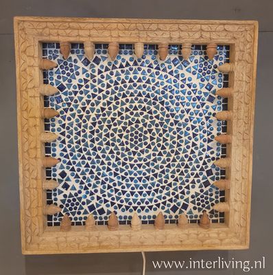 Jodhpur wandlamp van massief mangohout met 3D houtsnijwerk &amp; glas mozaiek / Ibiza blauw tinten - handgemaakt uit India - 35 cm