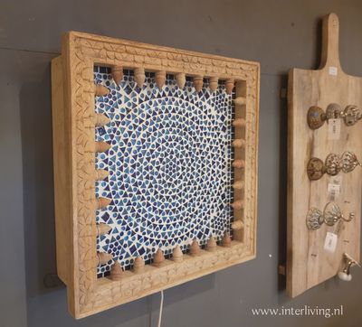 Jodhpur wandlamp van massief mangohout met 3D houtsnijwerk &amp; glas mozaiek / Ibiza blauw tinten - handgemaakt uit India - 35 cm