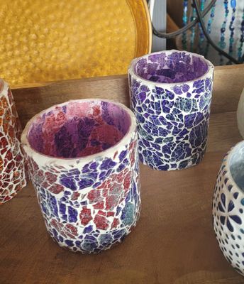 Twee stuks waxinehouder mozaïek - broken glass met parelmoer glans -rood paars