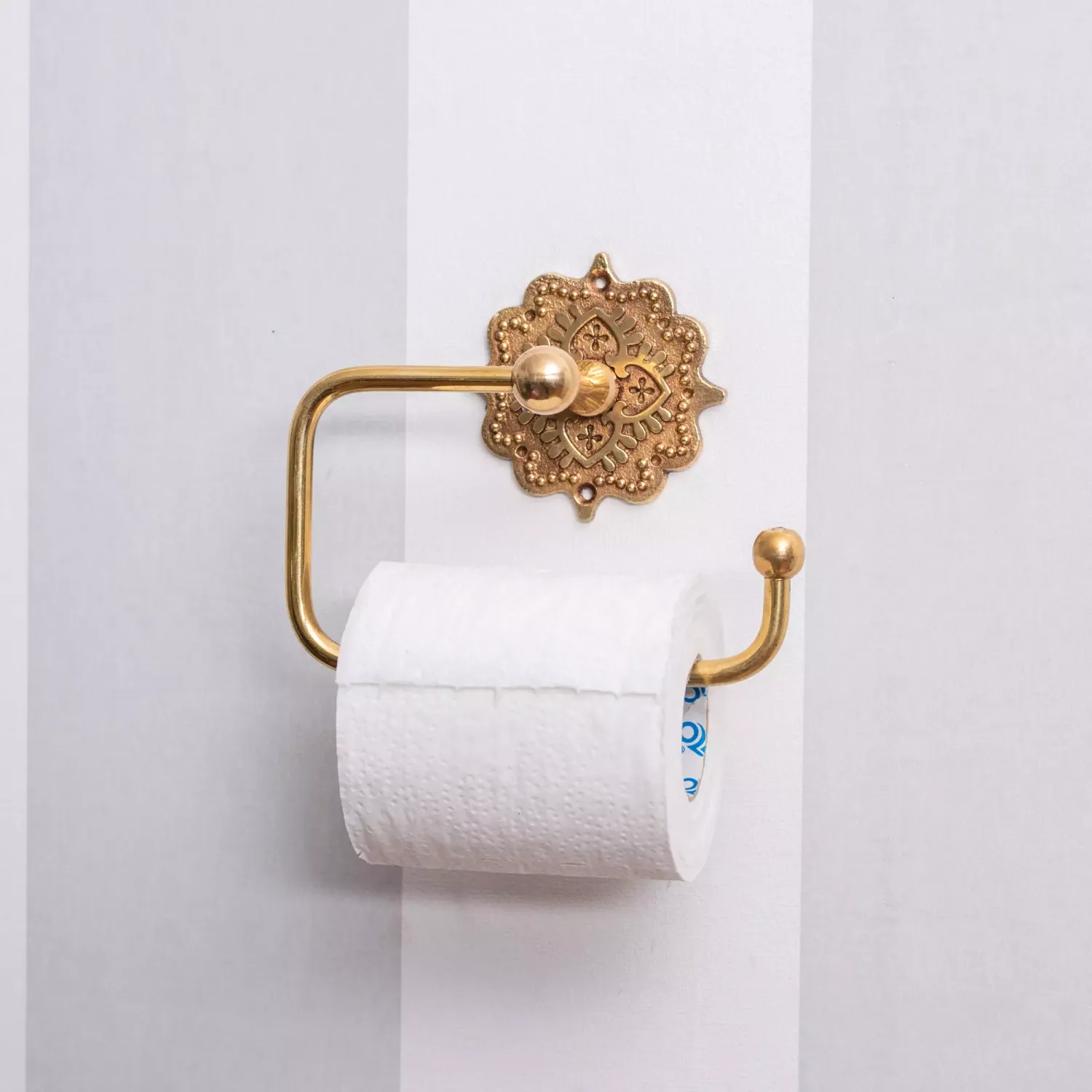 toiletrolhouder met bohovibes - in goud look in wellness / hamam style