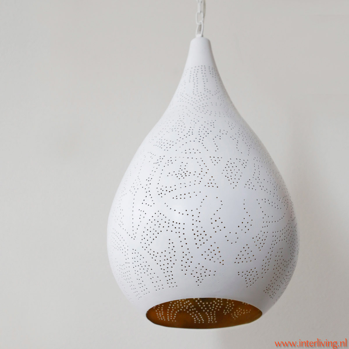 Hanglamp in druppel model filigrain-stijl mat witte buitenkant & binnenkant goudkleurig