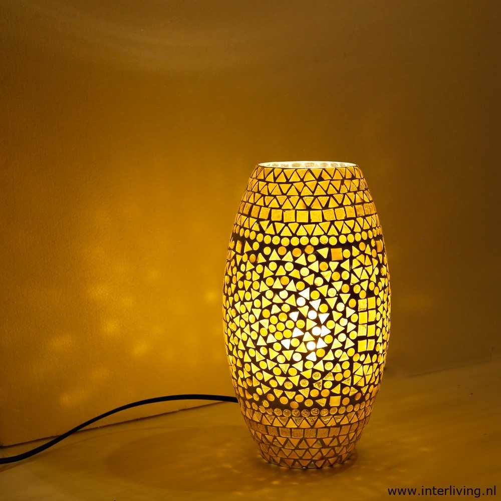 koker tafellamp van goud kleurig glas met sfeervolle mozaiek patronen - bold design