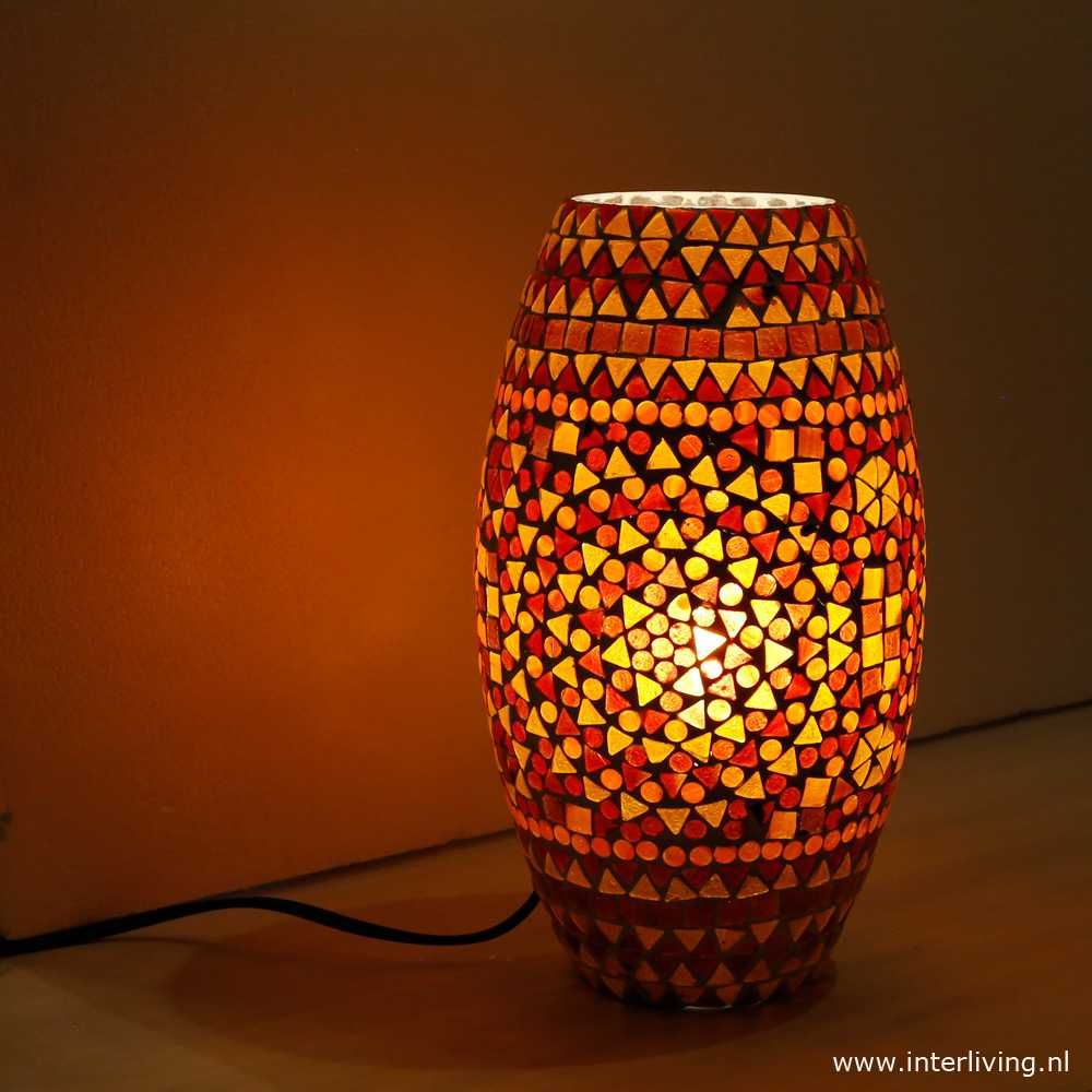 koker tafellamp van retro rood oranje geel glas met sfeervolle mozaiek patronen - bold design
