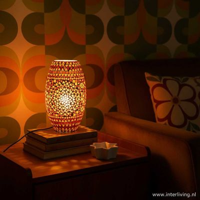 koker tafellamp van retro rood oranje geel glas met sfeervolle mozaiek patronen - bold design