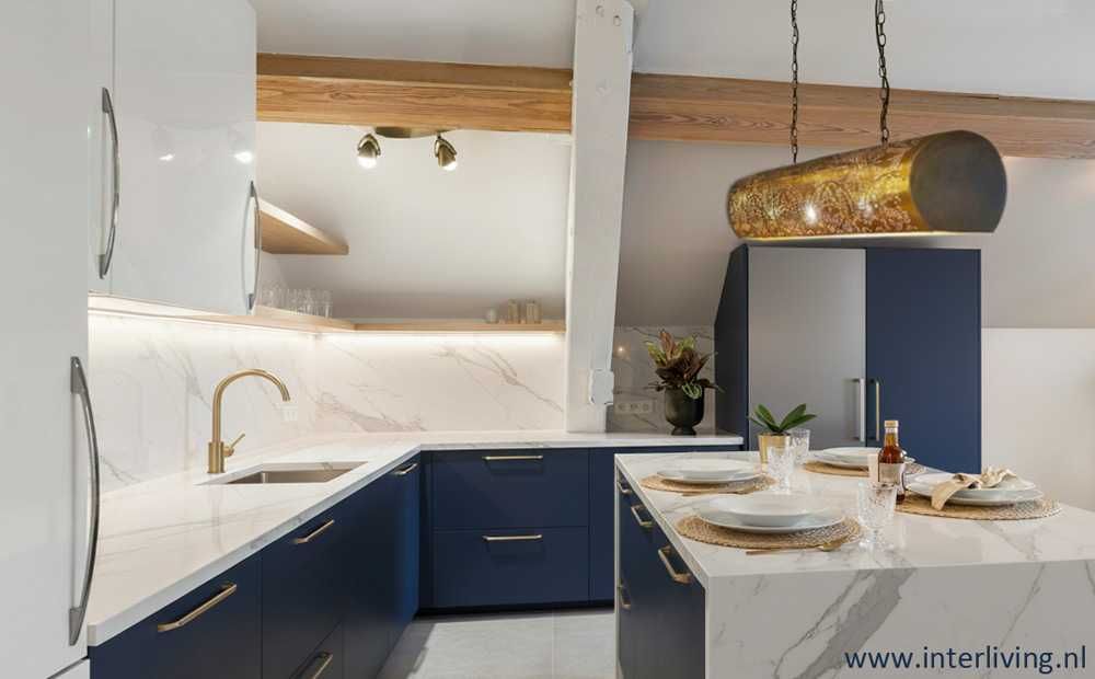 loftbar lamp in oosterse / industriële stijl - horizontale buis hanglamp van vintage goud metaal met ophangketting / gestanst gaatjespatronen