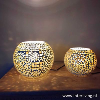 Bollamp - ronde tafellamp van warm goud kleurig glas mozaiek patroon
