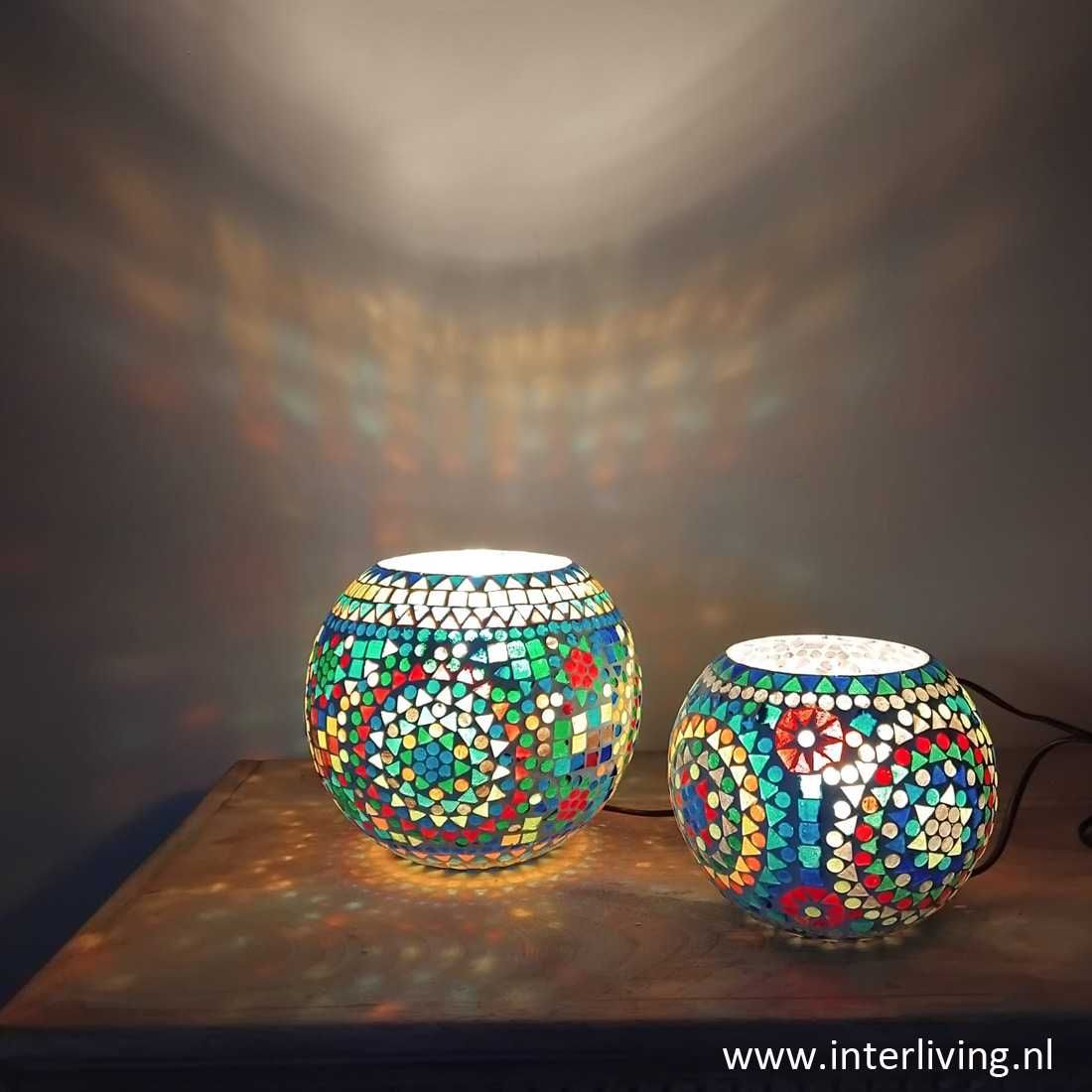 Bol model tafellamp van multi color kleurig glas met sfeervol mozaiek