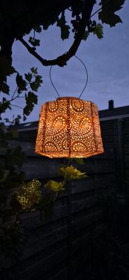 solar lampion lampenkap - kleur abrikoos - tuinverlichting met paisley gaatjespatronen - sfeer effect  buitenlamp -