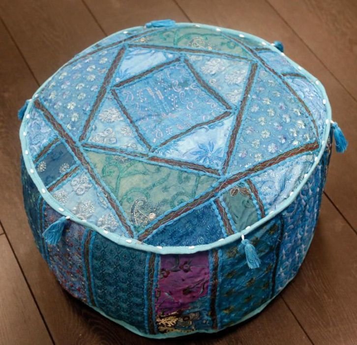 poef blauw rond model