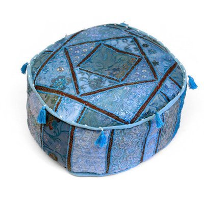 poef blauw rond model