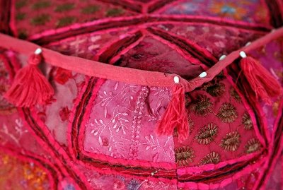 poef roze 40 * 40 * 40 met kwastjes